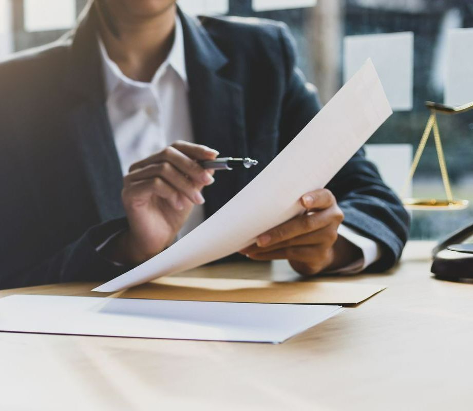 Stylo pointé sur un document