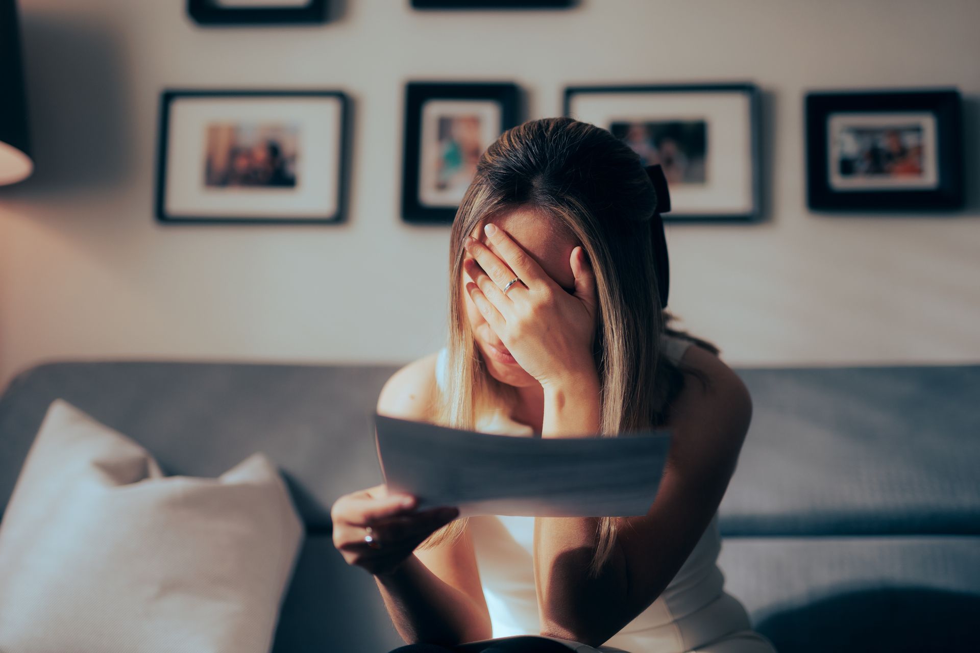 Femme désespérée en lisant un document