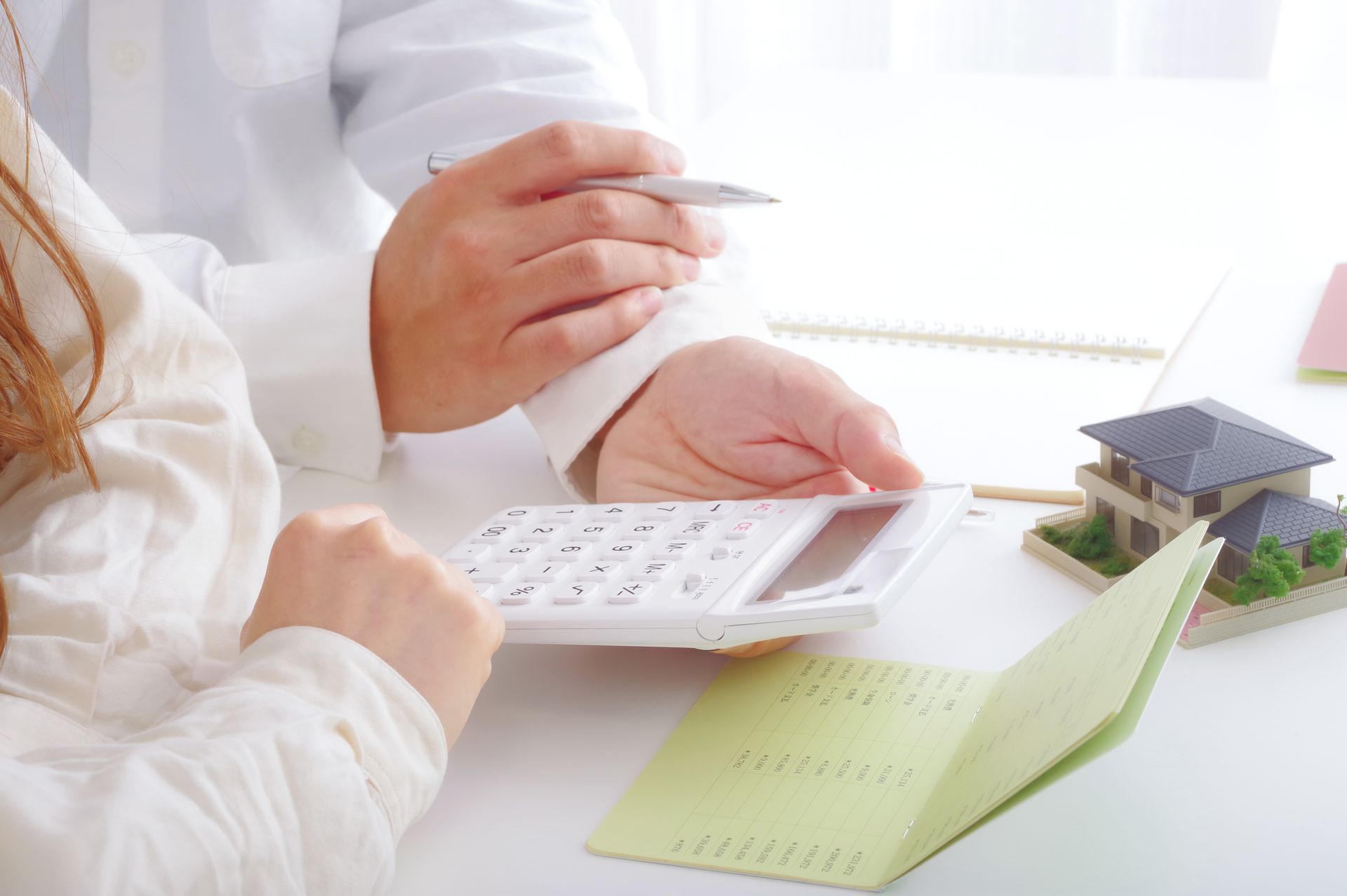 Avocate tenant un stylo et une calculatrice