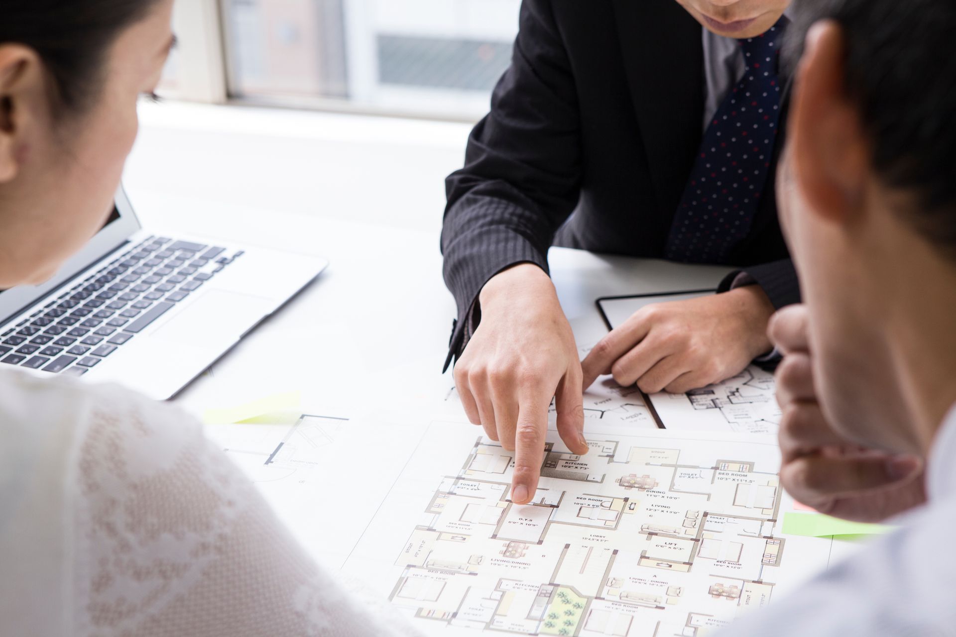 Doigt pointé sur un plan de construction