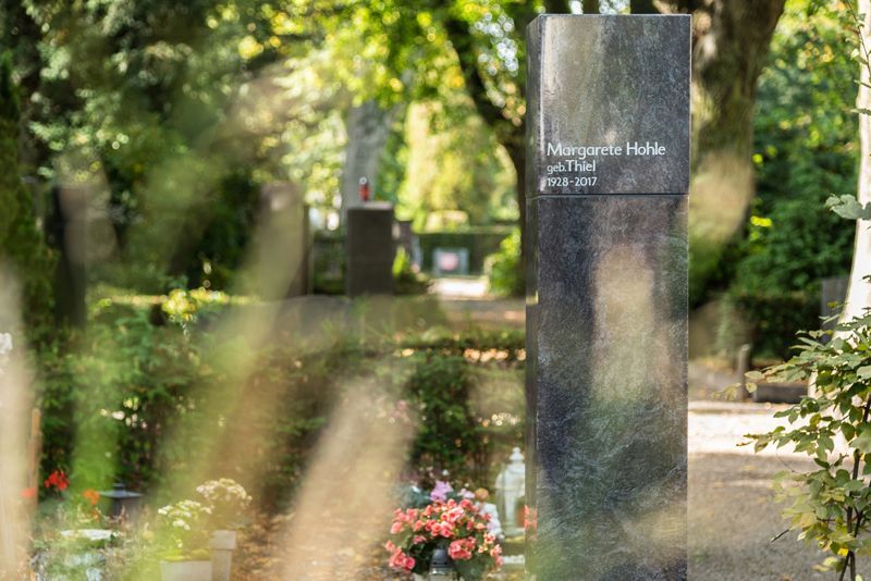 Urnenstelengräber | Joerißen Grabmale GmbH in Mönchengladbach und Wegberg