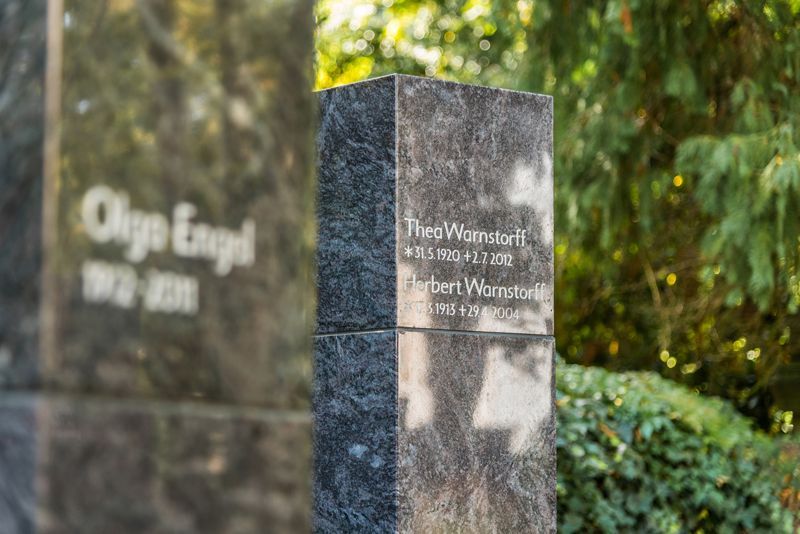 Urnenstelengräber | Joerißen Grabmale GmbH in Mönchengladbach und Wegberg