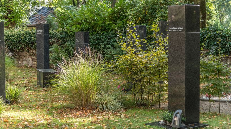 Urnenstelengräber | Joerißen Grabmale GmbH in Mönchengladbach und Wegberg