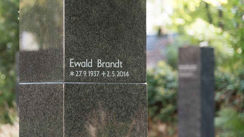 Urnenstelengräber | Joerißen Grabmale GmbH in Mönchengladbach und Wegberg