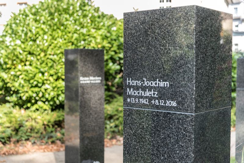 Urnenstelengräber | Joerißen Grabmale GmbH in Mönchengladbach und Wegberg