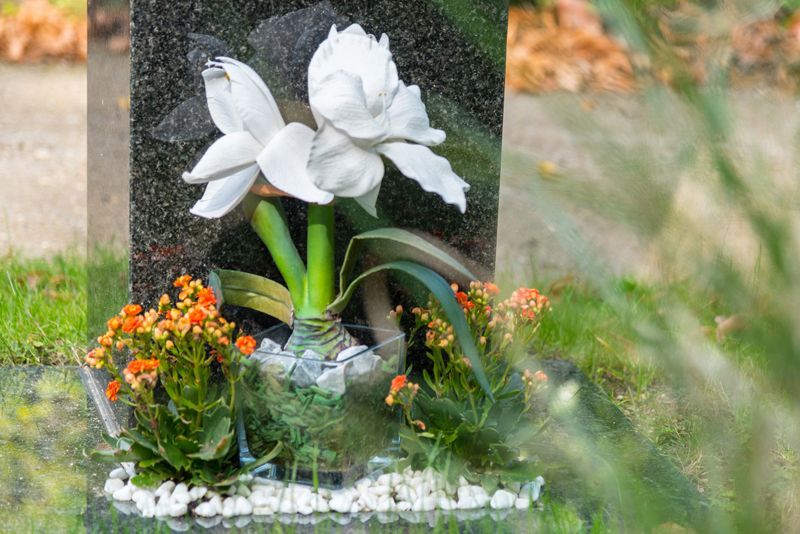 Urnenstelengräber | Joerißen Grabmale GmbH in Mönchengladbach und Wegberg