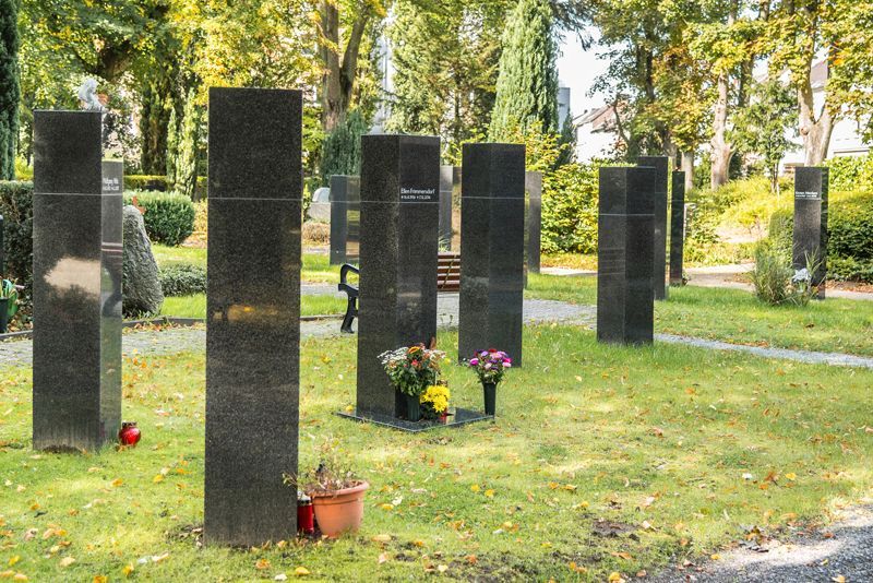 Urnenstelengräber | Joerißen Grabmale GmbH in Mönchengladbach und Wegberg