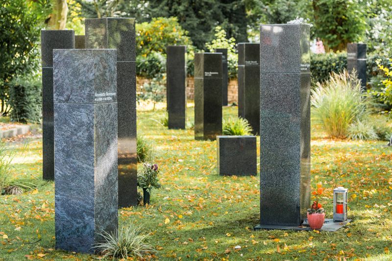 Urnenstelengräber | Joerißen Grabmale GmbH in Mönchengladbach und Wegberg