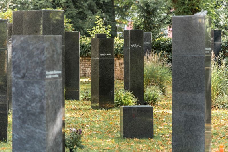 Urnenstelengräber | Joerißen Grabmale GmbH in Mönchengladbach und Wegberg