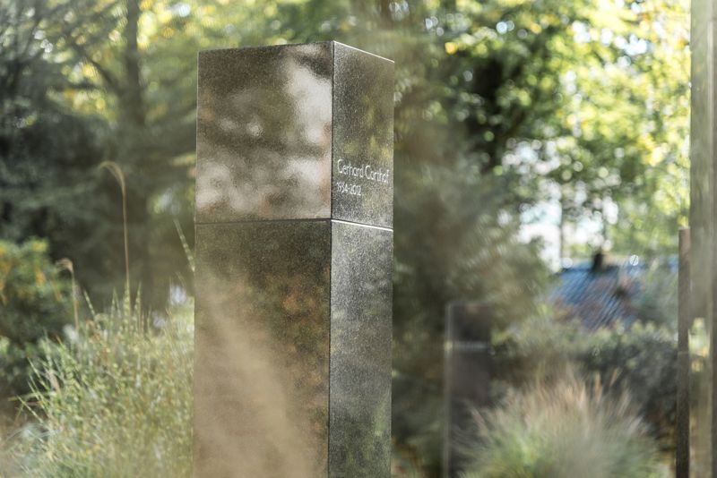 Urnenstelengräber | Joerißen Grabmale GmbH in Mönchengladbach und Wegberg