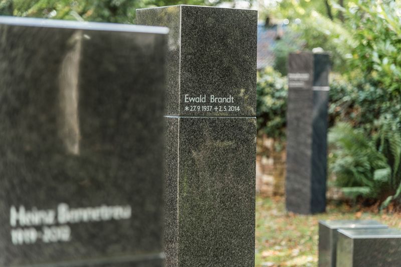 Urnenstelengräber | Joerißen Grabmale GmbH in Mönchengladbach und Wegberg