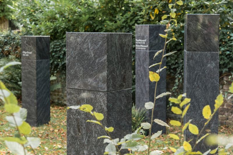 Urnenstelengräber | Joerißen Grabmale GmbH in Mönchengladbach und Wegberg