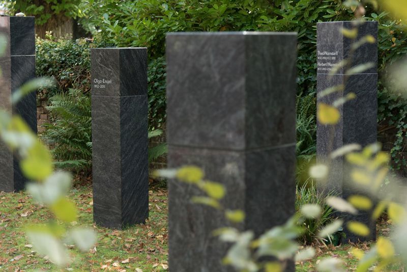 Urnenstelengräber | Joerißen Grabmale GmbH in Mönchengladbach und Wegberg