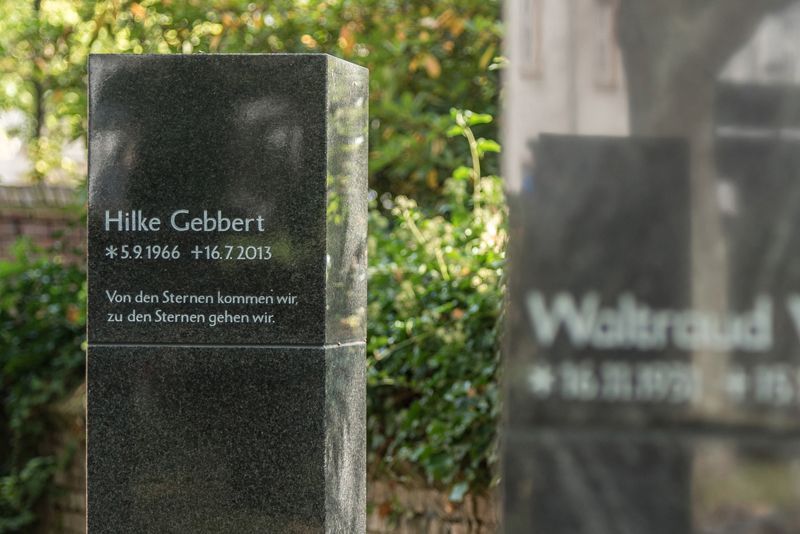 Urnenstelengräber | Joerißen Grabmale GmbH in Mönchengladbach und Wegberg