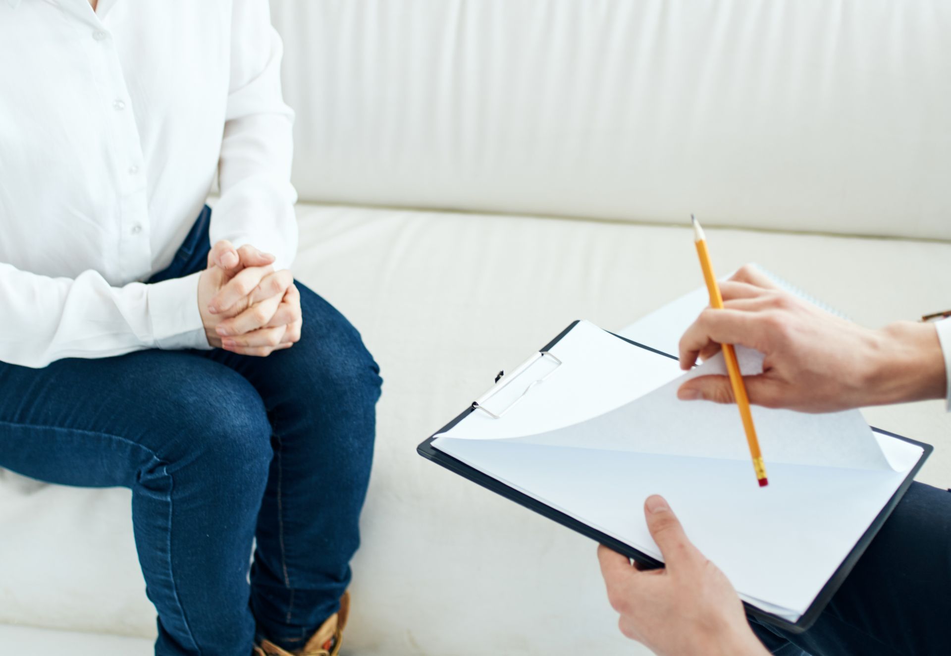 Professionnel de la santé avec une patiente se serrant les mains