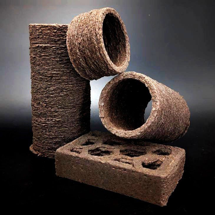 Drei braune, strukturierte Keramikstücke: zwei gerollte Zylinder, eine hohe Säule und ein perforierter Ziegelstein.