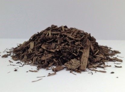 Auf einer weißen Fläche liegt ein Haufen Holzspäne.