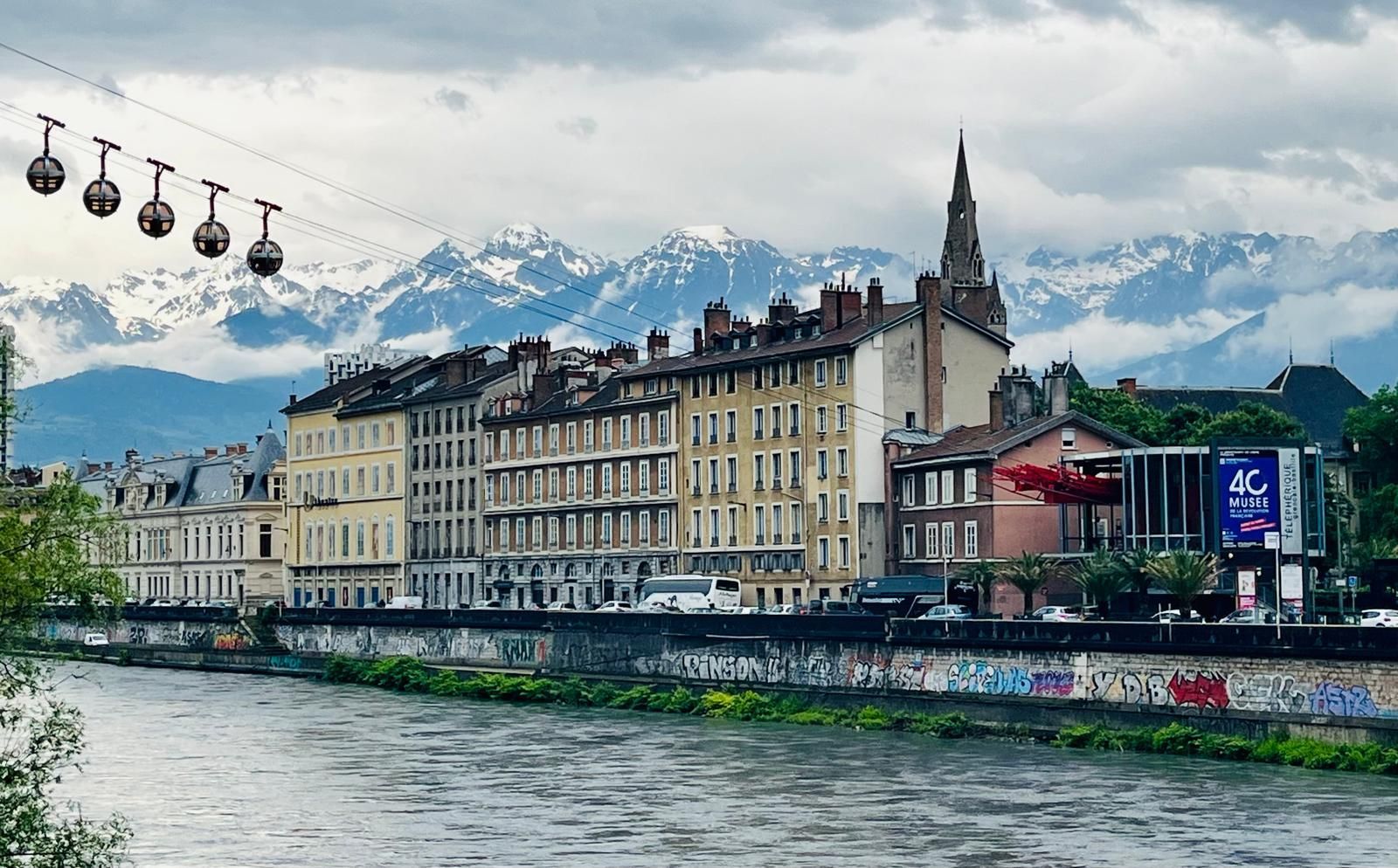 Eine Seilbahn fährt über einen Fluss in einer Stadt