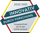 Eine Plakette mit der Aufschrift „Innovativ durch Forschung“.