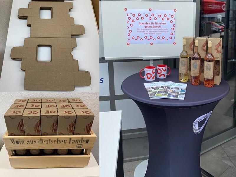 Ein Tisch mit Weinflaschen darauf und einem Schild mit der Aufschrift 