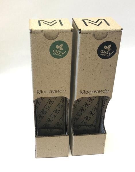 Zwei Kartons mit dem Buchstaben M darauf