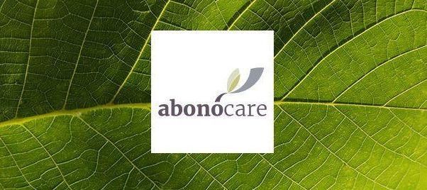 Ein grünes Blatt mit dem Wort Abonocare darauf