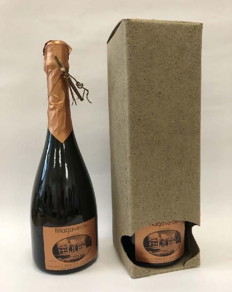 Eine Flasche Wein neben einem Karton