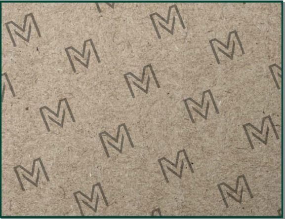 Eine Nahaufnahme von einem Stück Pappe mit dem Buchstaben M darauf