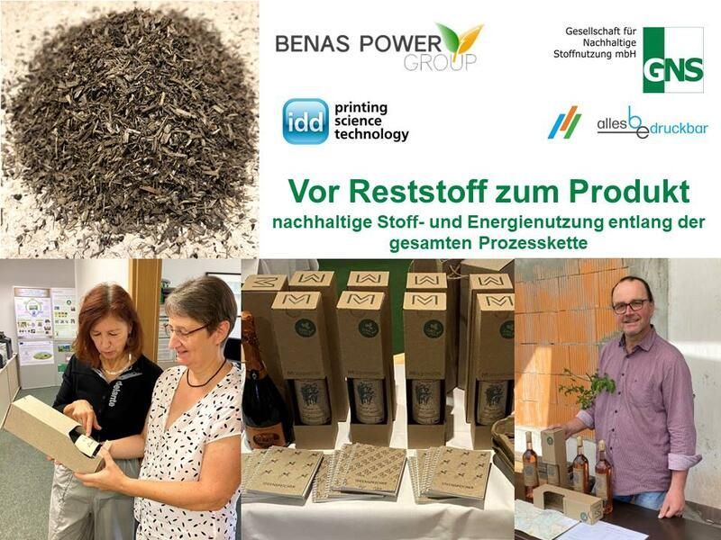 Ein Mann und eine Frau schauen auf ein Stück Papier