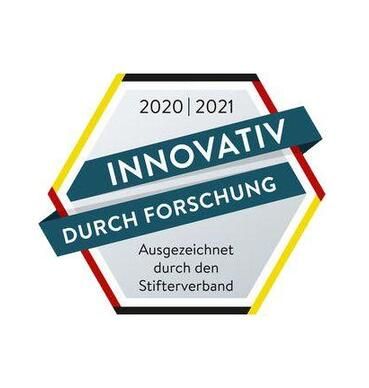 Eine Plakette mit der Aufschrift „Innovativ durch Forschung“.