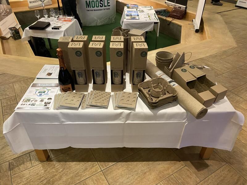 Ein Tisch mit vielen Pappkartons darauf.