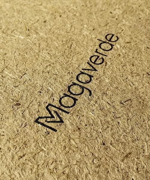 Eine Nahaufnahme eines Holzstücks mit der Aufschrift „Magia Verde“.