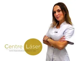 Mujer con uniforme médico blanco y los brazos cruzados junto al logotipo de Centre Láser sobre un fondo blanco
