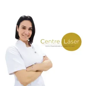 Profesional sanitario sonriente con bata blanca junto al logotipo de Centre Láser sobre fondo blanco