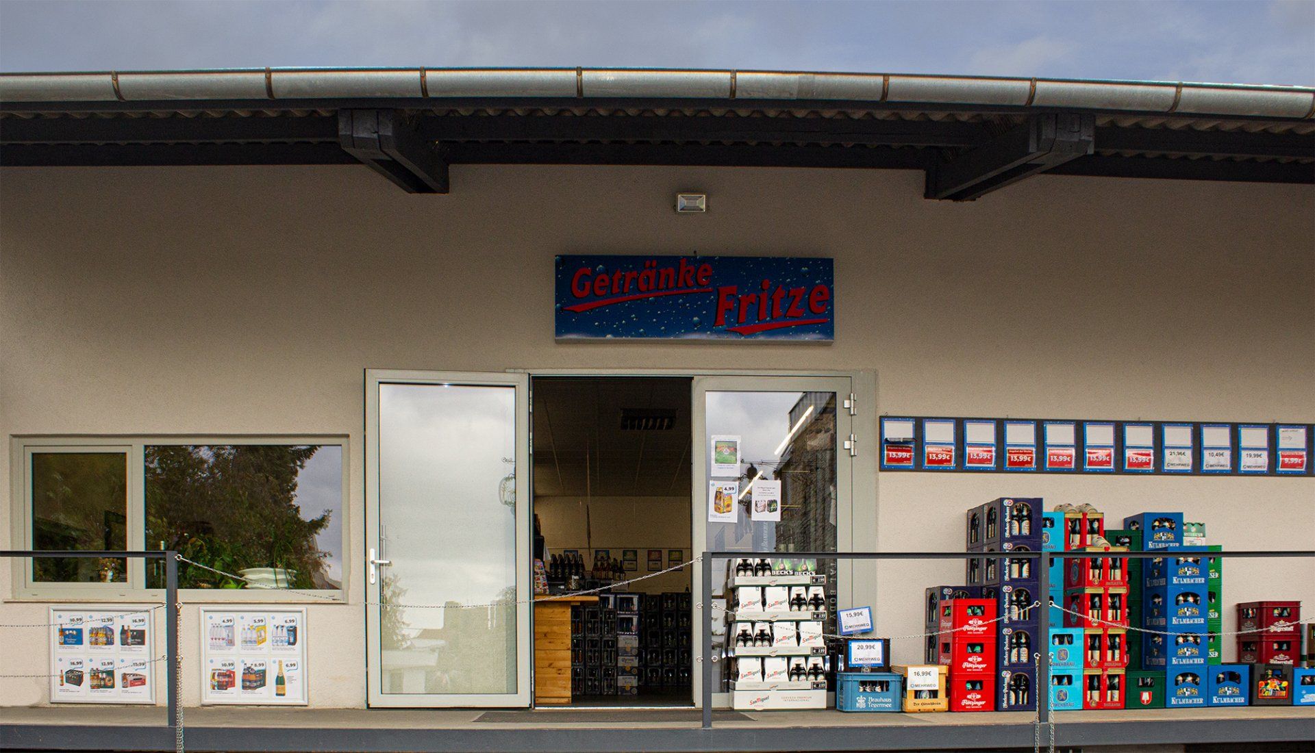 Getränke Fritze – Menschen am Strand stoßen mit Getränken in Flaschen an