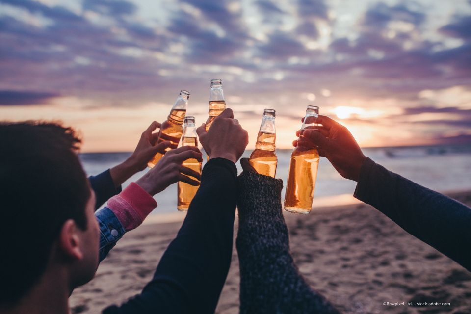 Getränke Fritze – Personen stoßen mit Getränken in Flaschen an