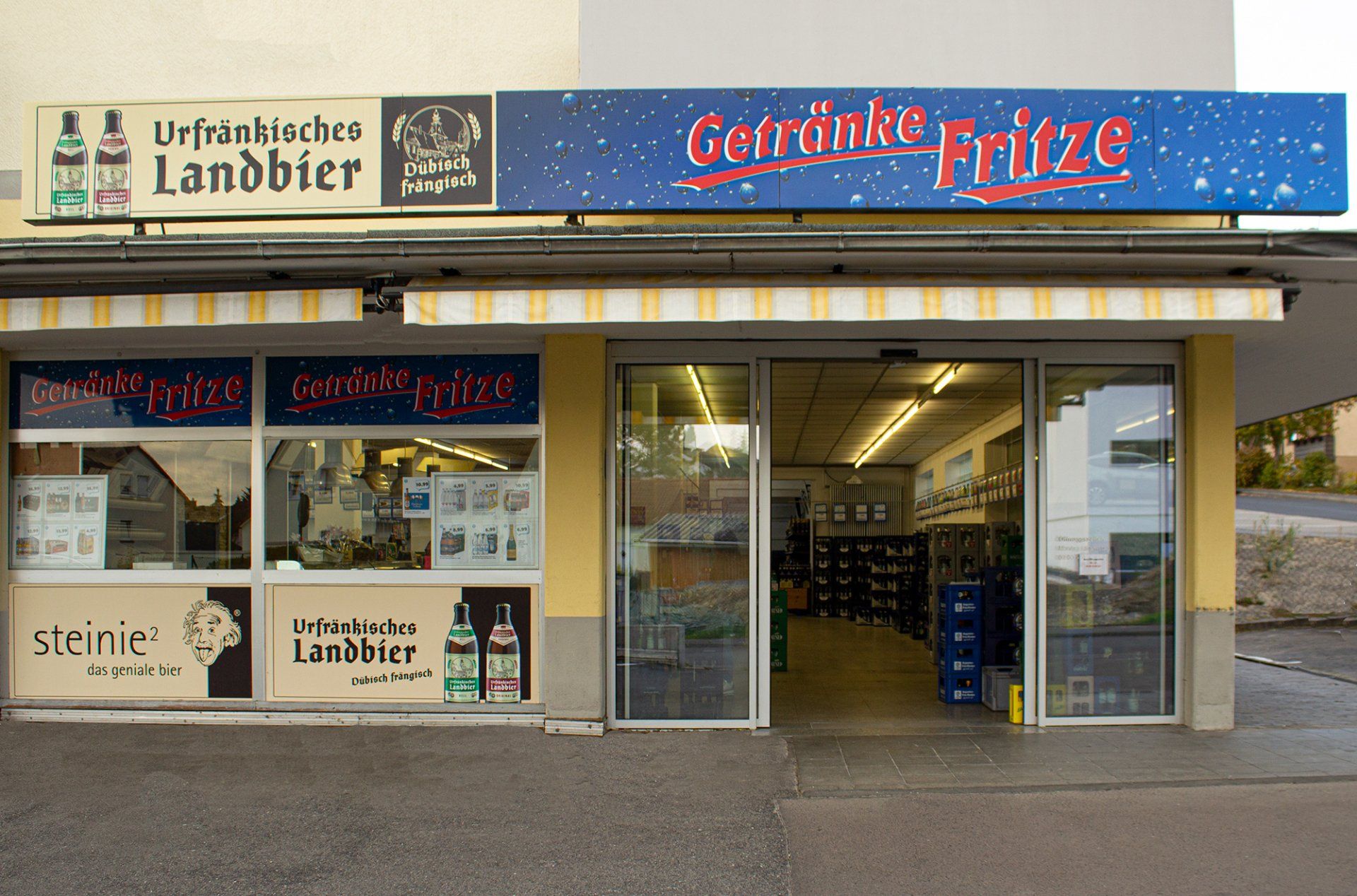 Getränke Fritze – Person in einem Getränkefachhandel