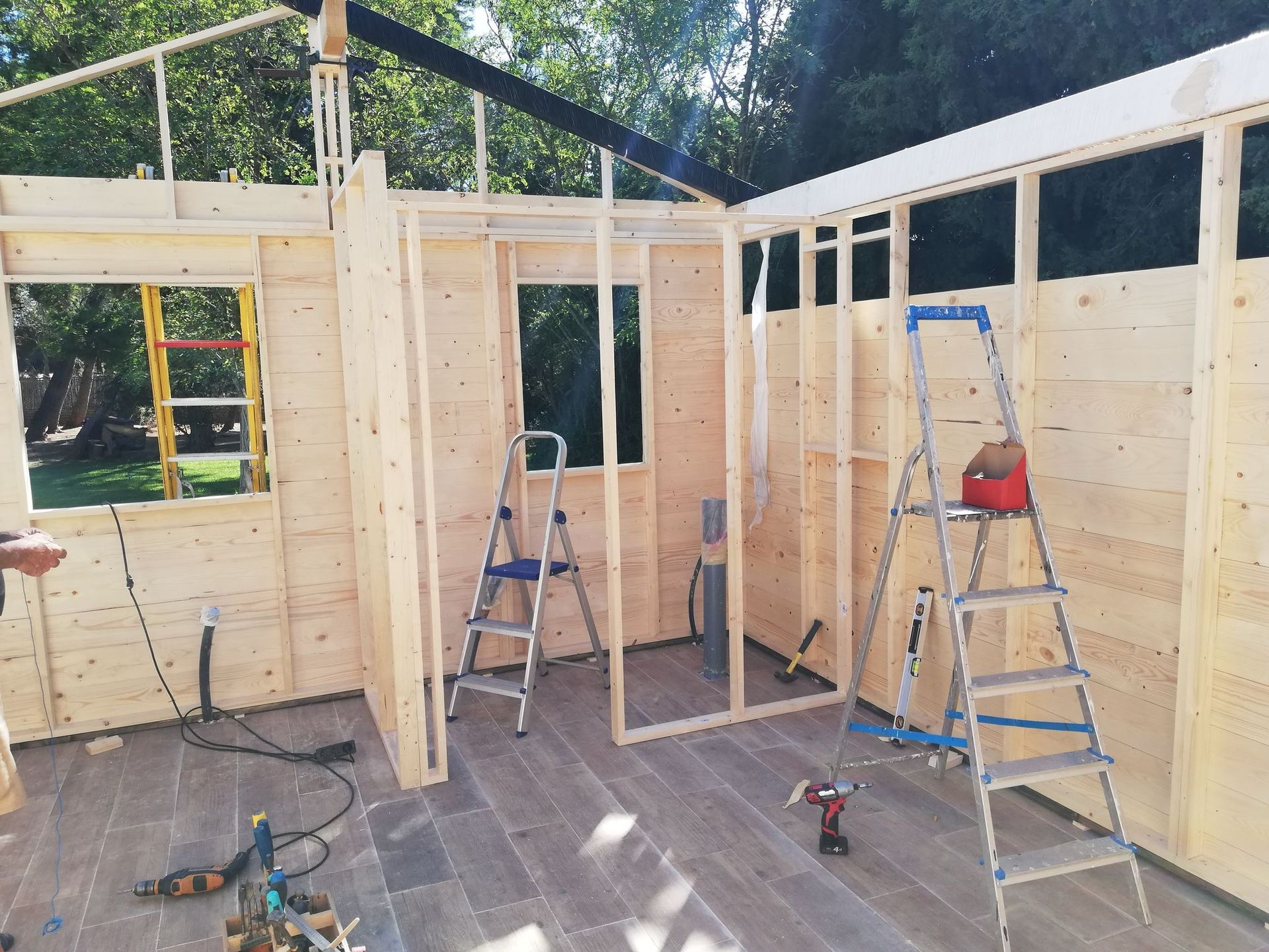 Se está construyendo una casa de madera con una escalera en el medio.