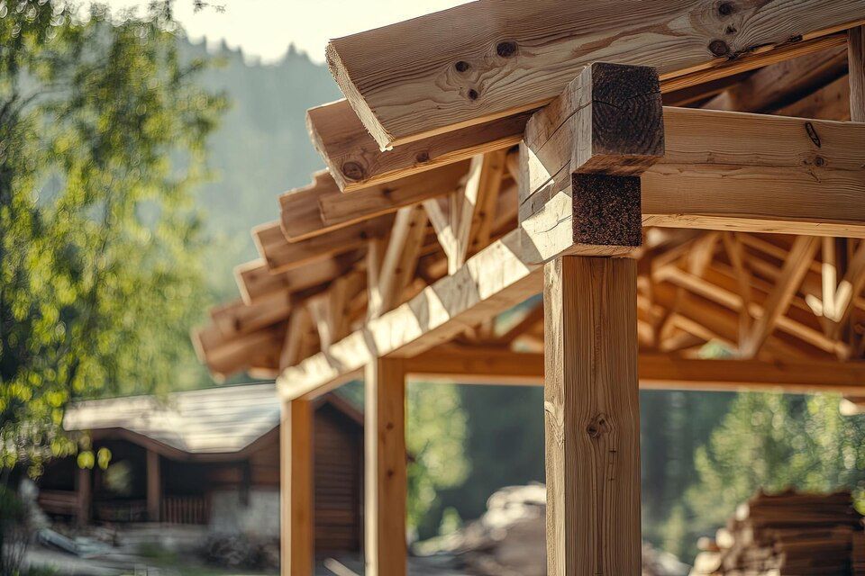 Se está construyendo una estructura de madera en el bosque.