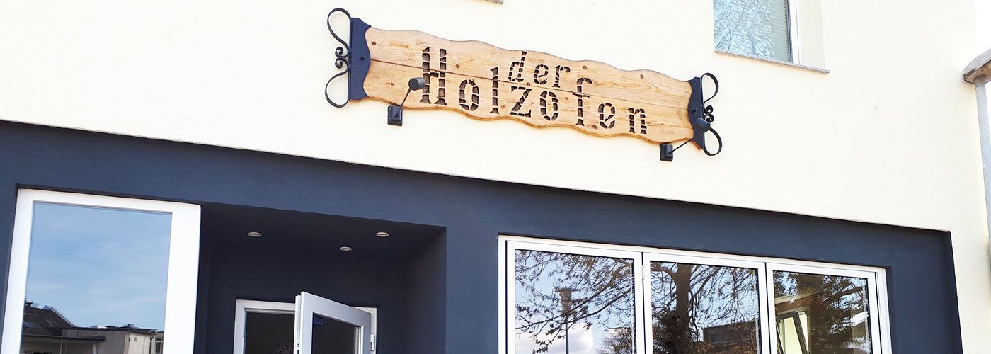 Ein Gebäude mit einem Schild, auf dem 