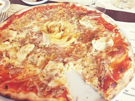Eine Pizza, aus der ein Stück herausgeschnitten wurde