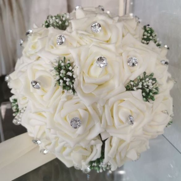 Brautstrauß aus weißen Rosen mit Diamanten