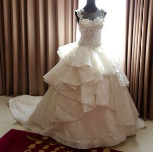 Schaufensterpuppe mit Brautkleid