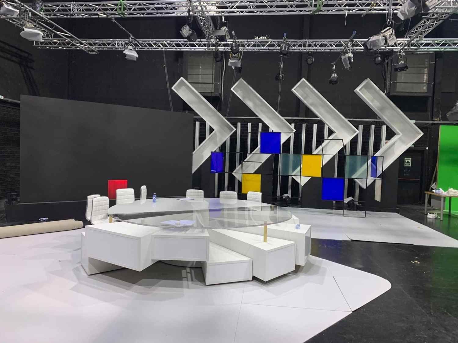 Estudio vacío con asientos modulares