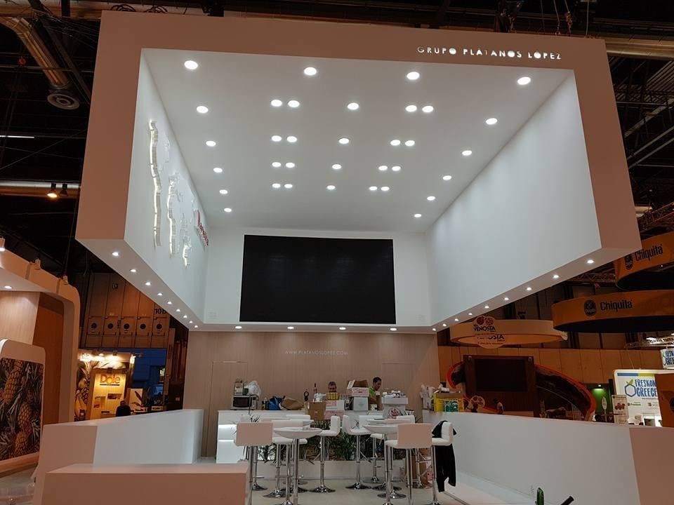 Gran stand blanco de exposición