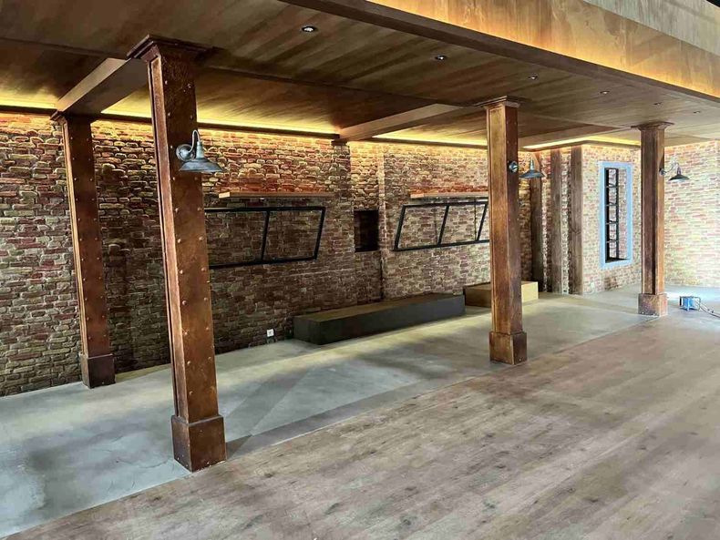 Interior rústico con ladrillo visto, vigas de madera y una zona de asientos con banco integrado