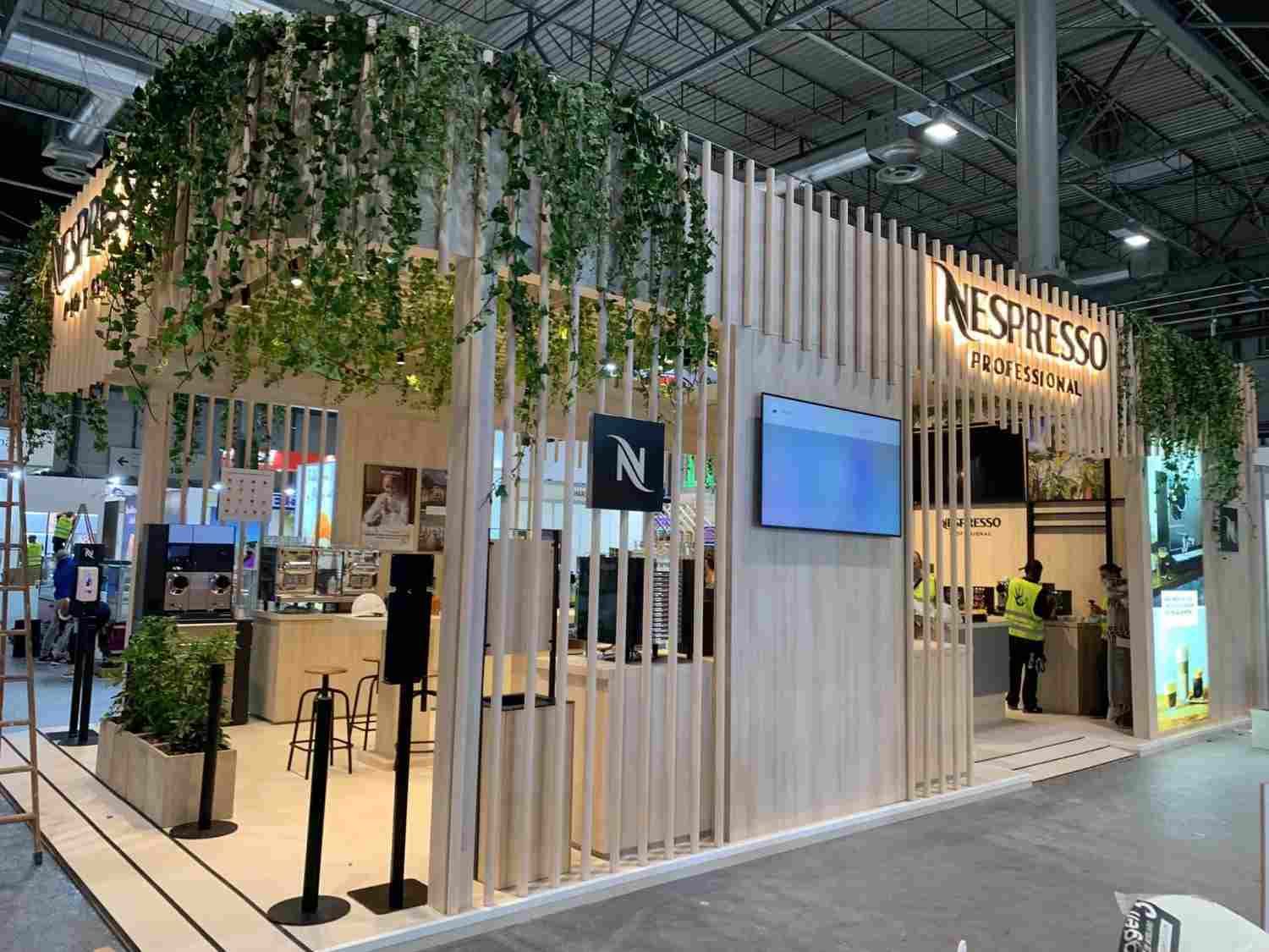 Stand de exposición con vegetación