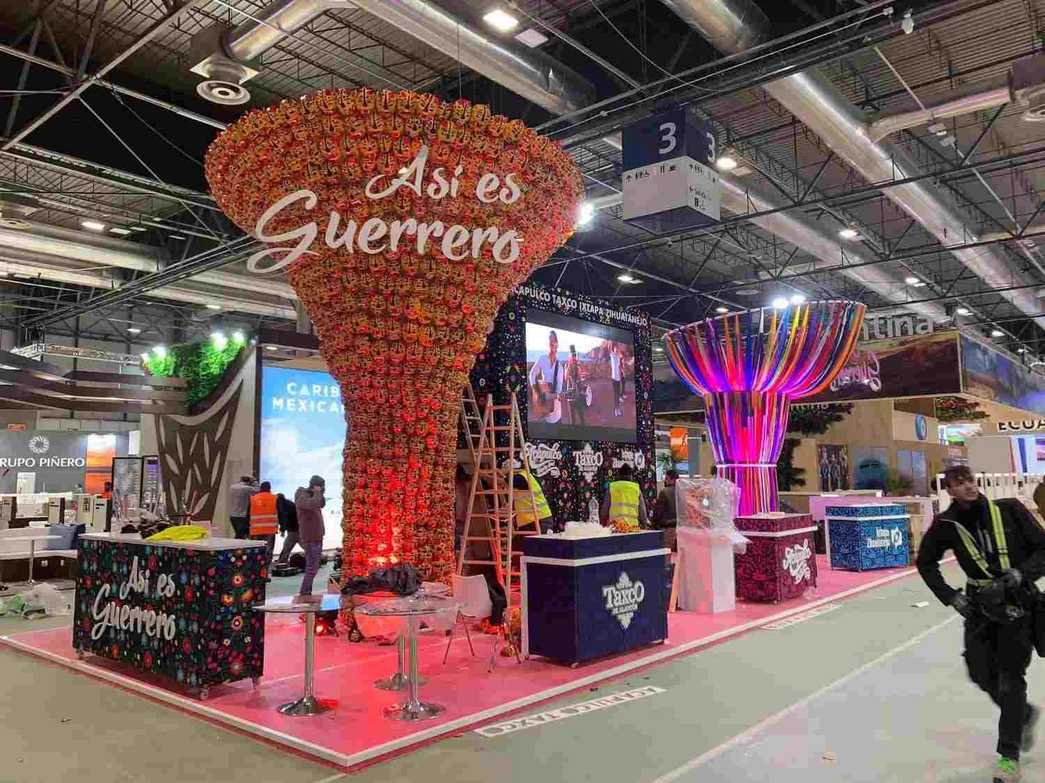 Stand de feria con una exhibición roja en forma de