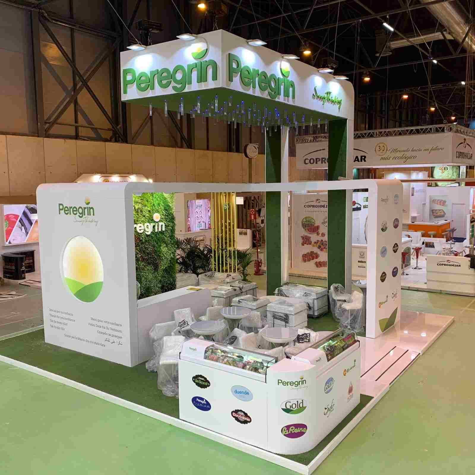 Stand de Peregrin Fresh con imagen de marca en verde y blanco y productos expuestos en una feria comercial