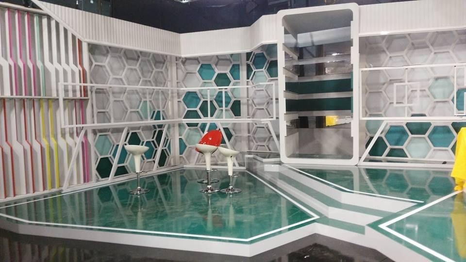 Sala futurista blanca con patrones